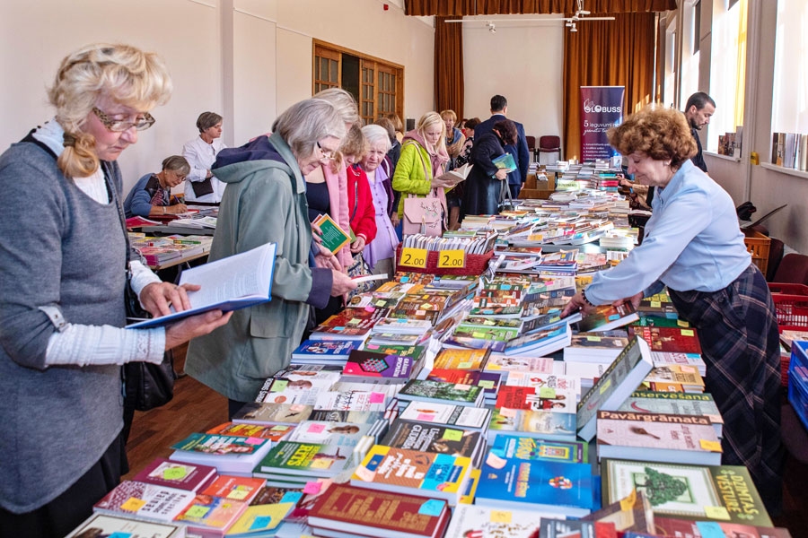 Grāmatu tirdziņā lasītāji un bibliotekāri iepazīst izdevniecību grāmatu plašo klāstu.
Autors: Ģirts Donerblics