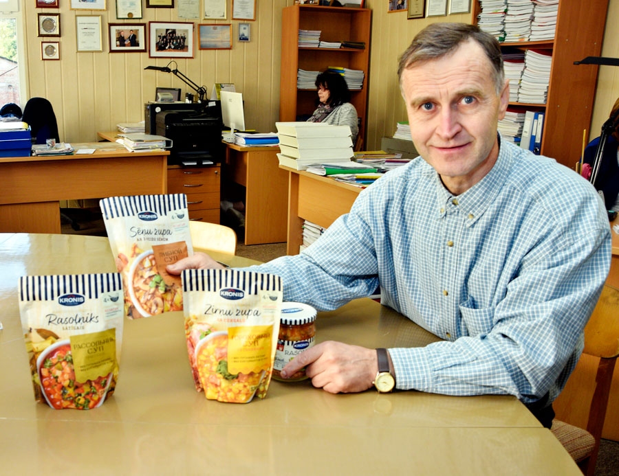 Aivars Svarenieks skaidro, ka patlaban SIA «Kronis» ir vienīgā Latvijā, kas strādā ar zupu iepakojumu stāvpakās.
Autors: Ivars Bogdanovs