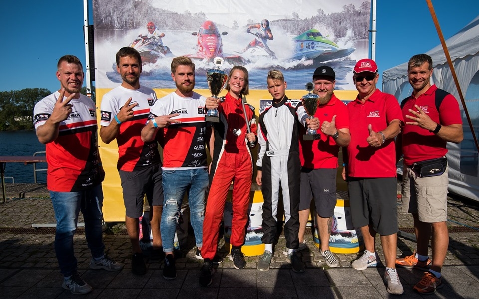 Laura Lakoviča-Lakovica un Nils Slakteris (vidū) ar atbalstītāju komandu.
Autors: Viesturs Lācis