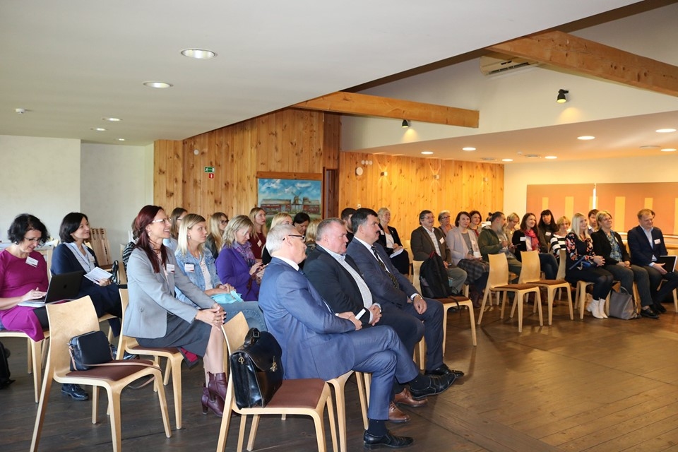 Otrdien, 24. septembrī, Bauskas novada atpūtas kompleksā «Rožmalas» norisinājās valsts pētījumu programmas un Zemgales Plānošanas reģiona (ZPR) rīkotā reģionālā ideju darbnīca «Zemgales demogrāfiskais portrets».
Autors: Publicitātes foto.