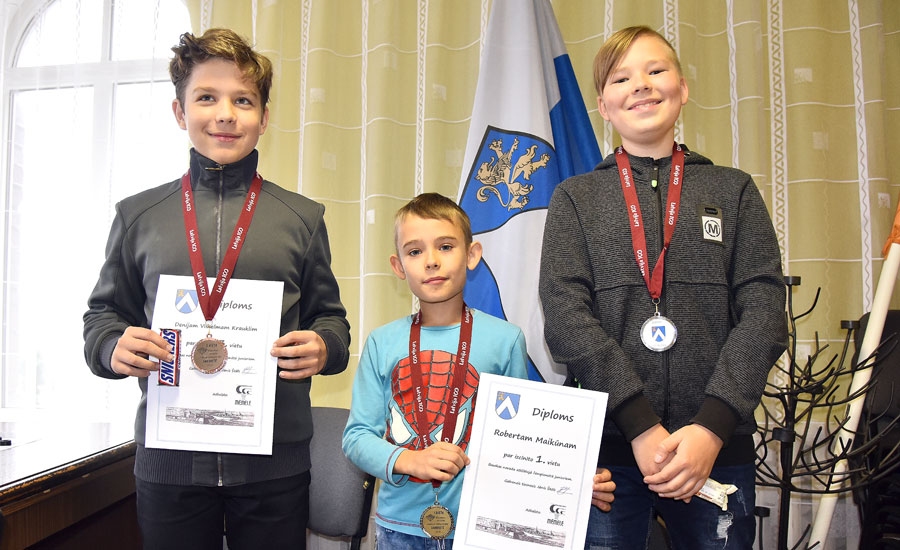 Uzvarētāji junioriem. Roberts Maikūns (vidū) kļuva par Bauskas novada čempionu junioriem. Otrais Everts Rūdolfs Lepsis (no labās), trešais Denijs Vilhelms Krauklis.
Autors: Uldis Varnevičs