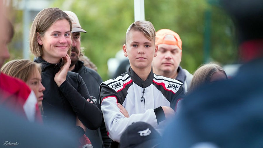 Ūdensmotosportisti Laura Lakoviča-Lakovica un Nils Slakteris (vidū) ar atbalstītāju komandu.
Autors: Viesturs Lācis