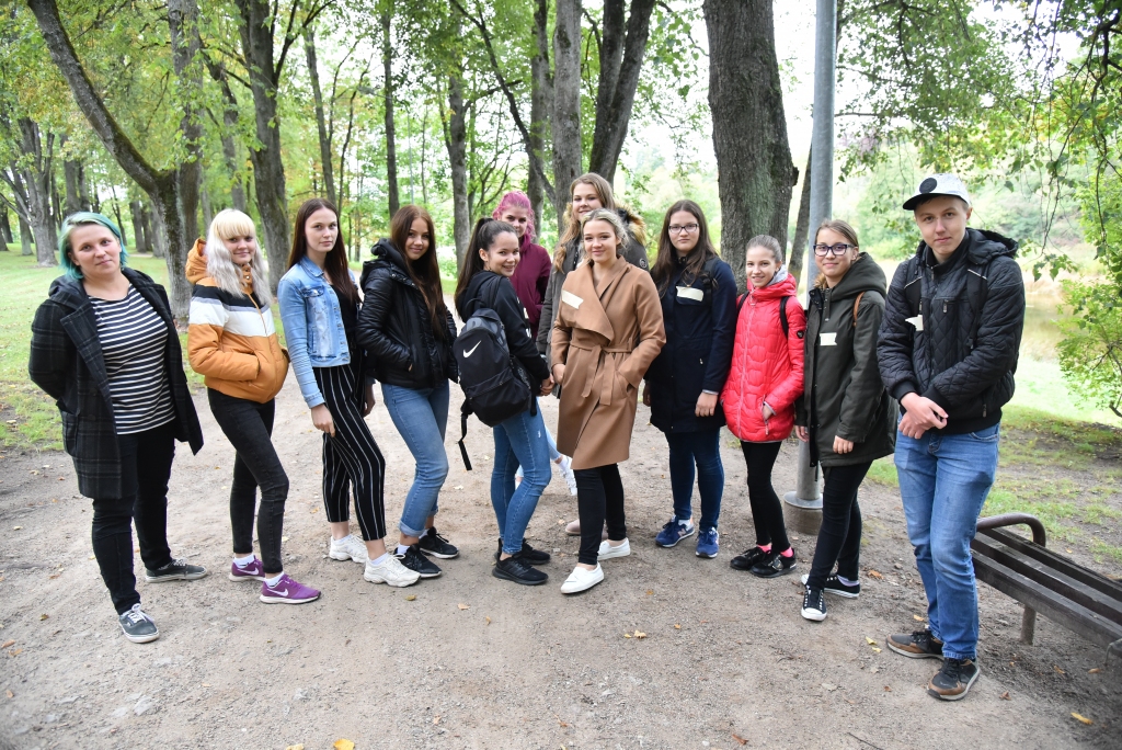 Bauskas novada jauniešu domes pārstāvji pulcējās uz pirmo tikšanos Bauskas pilskalna parkā.
Autors: Uldis Varnevičs