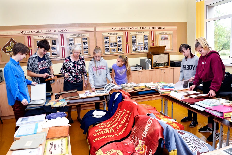 Skolas vēstures muzeja jaunie pētnieki Kristīne Ārente (no kreisās), Dāniels Tanona, skolotāja Rudīte Gustiņa, Irbe Zvirgzda, Maruta Opočkina, Lāsma Rozenberga un Ieva Barvida.
Autors: Ivars Bogdanovs