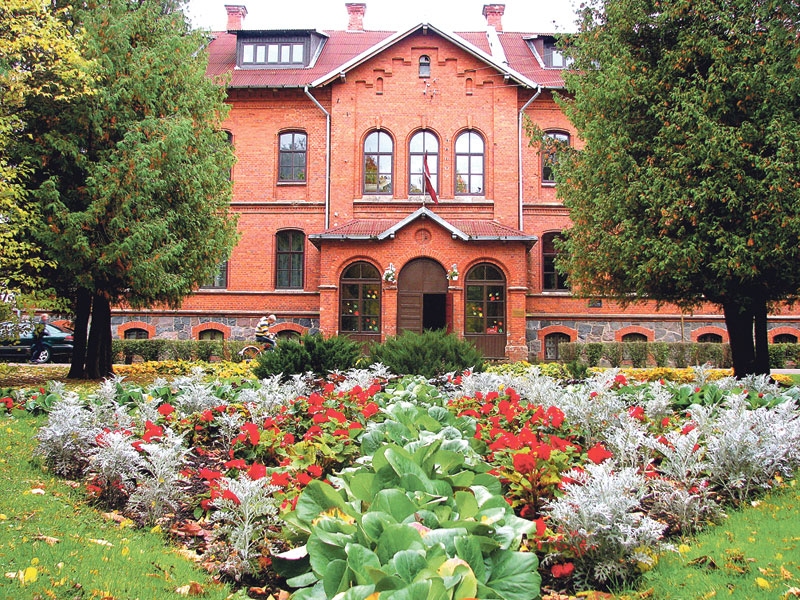 Skolas ēka labi iederas muižas parka ainavā.
Autors: no «Bauskas Dzīves» arhīva