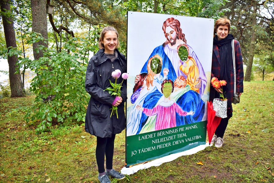Gleznojuma autores Antra (no labās) un Gerda Gustsones.
Autors: Žanna Zālīte