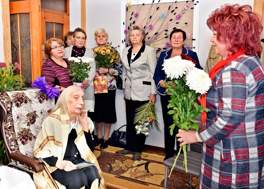 Veroniku Rudoviču jubilejā sveic pansionāta «Derpele» direktore Inta Savicka (no labās).
Autors: Ivars Bogdanovs