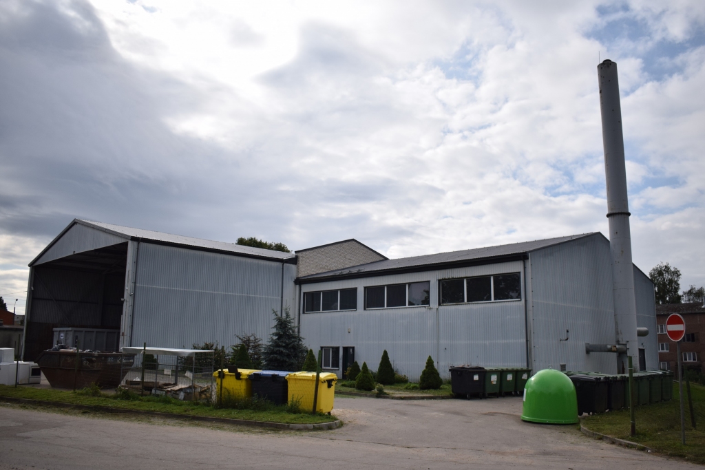 Siltumu, ko saņem patērētāji bijušajā PMK teritorijā, «Mūsu saimnieks» kopš 2015. gada rudens pērk no SIA «Arbora», kam iznomāta katlumāja Rīgas ielā 43, savukārt ciema otrā galā siltumenerģija tiek ražota katlumājā Ceriņu ielā 17 (attēlā).
Autors: Žanna Zālīte