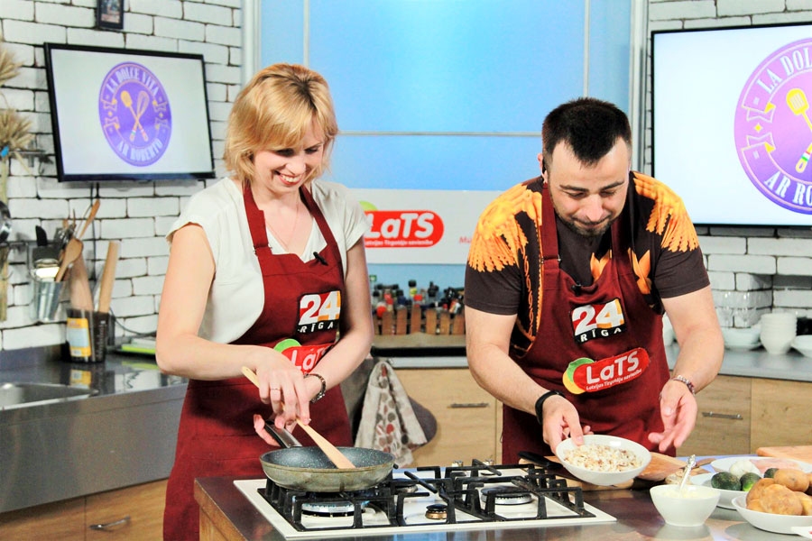 Kopā ar Roberto Valles kafejnīcas «Mazie melderi» īpašniece Iveta Smirnova ļaujas gastronomiskam piedzīvojumam un TV kameru priekšā gatavo «Vīrieša sapni».
Autors: publicitātes foto