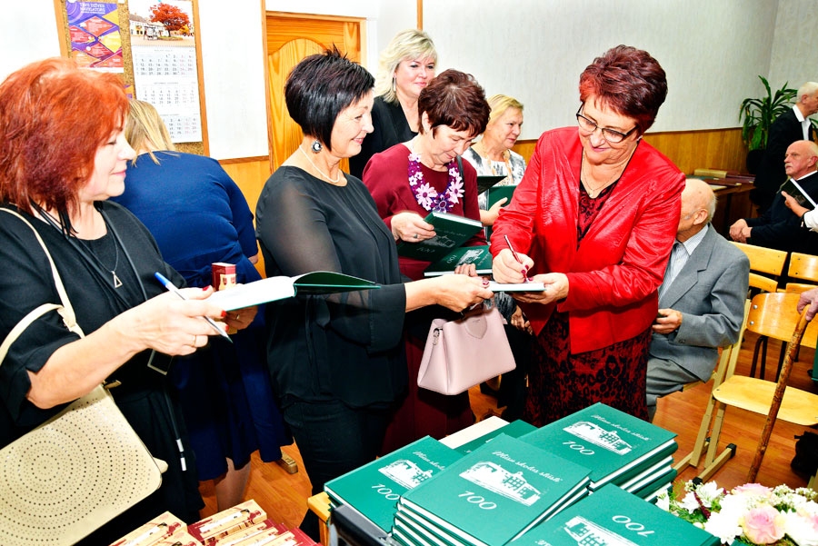 Rinda sastājas, lai iegūtu leģendārās un ilggadējās Bauskas Valsts latviešu valodas un literatūras skolotājas, grāmatas sastādītājas Vijas Cerusas autogrāfu.
Autors: Ivars Bogdanovs