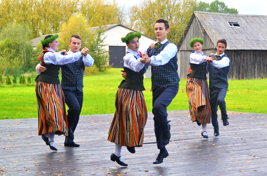 Jauniešu deju kolektīva «Code» dejotāji Miķeļdienas svinībās Codē.
Autors: Kaspars Kalējs