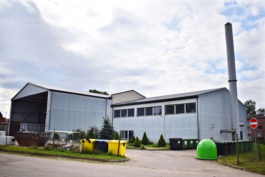 Vecumniekos siltumu, ko saņem patērētāji bijušajā PMK teritorijā, «Mūsu saimnieks» kopš 2015. gada rudens pērk no SIA «Arbora», kam iznomāta katlumāja Rīgas ielā 43, savukārt ciema otrā galā siltumenerģija tiek ražota katlumājā Ceriņu ielā 17 (attēlā).
Autors: Žanna Zālīte