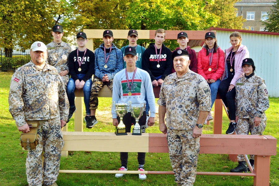 Dobeles jaunsargu vienība kopā ar instruktoru Andri Pērkonu (no kreisās) un atvaļināto pulkvedi Juri Dalbiņu.
Autors: Kaspars Kalējs