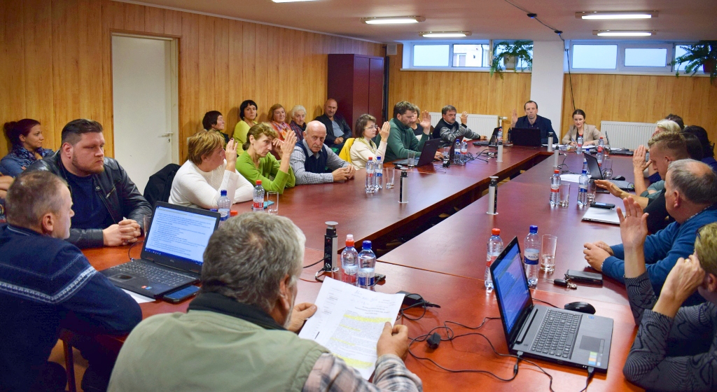 Domes sēdē 1. oktobrī, kad vairums deputātu atbalstīja jauno siltumenerģijas pārdošanas tarifu, piedalījās arī iedzīvotāji.
Autors: Žanna Zālīte