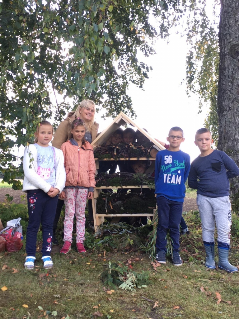 Dace Sausā (aizmugurē) pie kukaiņu mājas kopā ar Vecsaules pamatskolas skolēniem.
Autors: No albuma.