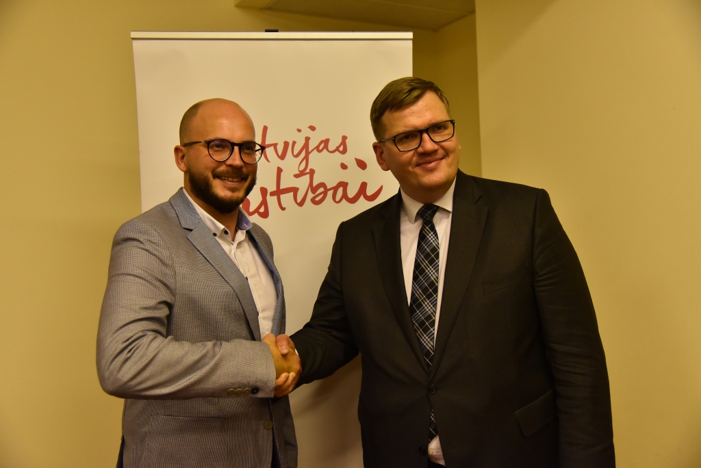 Jauno partijas «Latvijas attīstībai» Bauskas nodaļas vadītāju Jāni Dūmiņu ( no kreisās) sveic partijas valdes priekšsēdētājs un vides aizsardzības un reģionu attīstības ministrs Juris Pūce.
Autors: Uldis Varnevičs