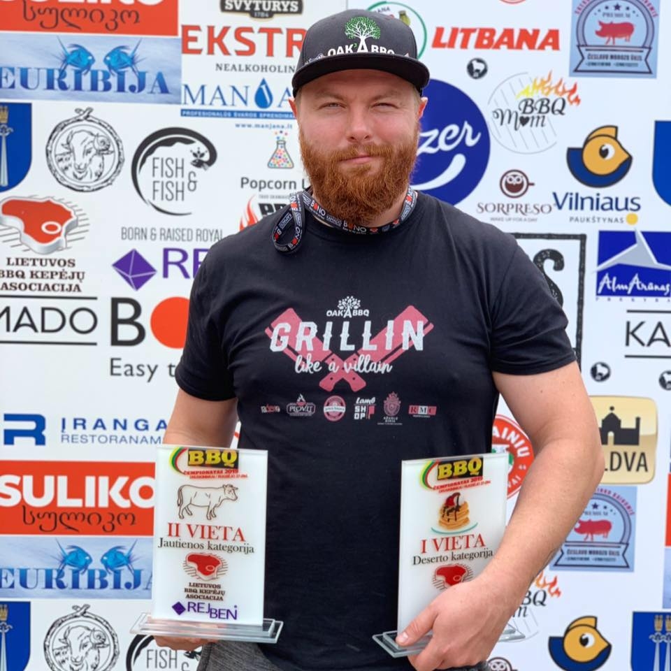 Baušķenieks Kristaps Ozols izveidojis zīmolu «Oak’a BBQ», kas piedāvā barbekjū (BBQ) mērces un garšvielu maisījumus.Viņa BBQ komanda 28. un 29. septembrī piedalījās atklātajā BBQ čempionātā Lietuvā, Druskininkos, iegūstot 1. vietu –  par desertu, 2. vietu – par brisketu.
Autors: No albuma.