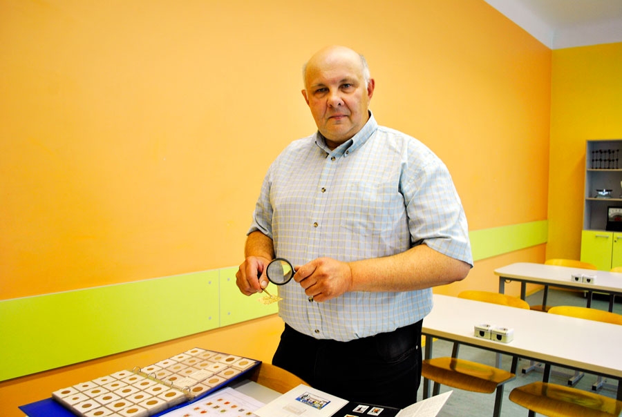 Kolekcionārs pastmarkas pēta ar lupu.
Autors: Māris Krūmiņš