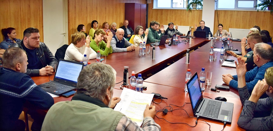 Domes sēdē 1. oktobrī, kad vairums deputātu atbalstīja jauno siltumenerģijas pārdošanas tarifu, piedalījās arī iedzīvotāji.
Autors: Žanna Zālīte