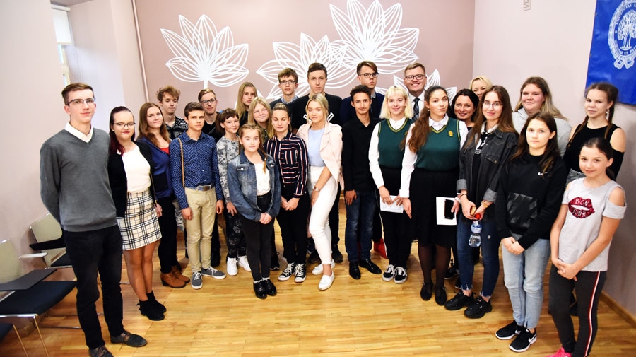 Jaunieši kopā ar ministru Juri Pūci (otrajā rindā no vidus pa labi).
Autors: Uldis Varnevičs