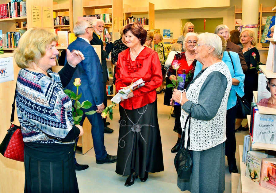 Pensionētās pedagoģes Velta Kočajeva (priekšplānā no kreisās), Ināra Trasūne un Valentīna Potapova priecājas par atkalredzēšanos, par jaunajām Pilsrundāles bibliotēkas telpām un dāvātajiem ziediem.
Autors: Ivars Bogdanovs