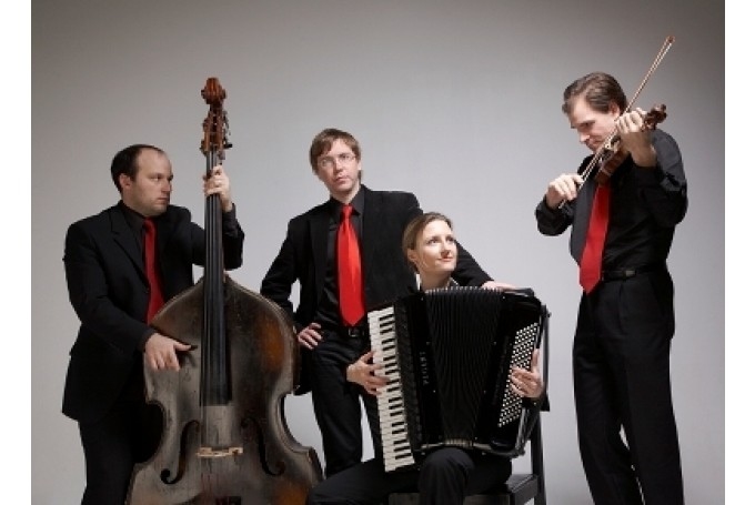 Kvartetā muzicē četri dalībnieki – vijolnieks Gidons Grīnbergs, pianists Mārtiņš Zilberts, kontrabasists Viktors Veļičko un Bauskas mūzikas un mākslas skolas absolvente akordeoniste Evita Dūra-Andersone.
Autors: Publicitātes foto.