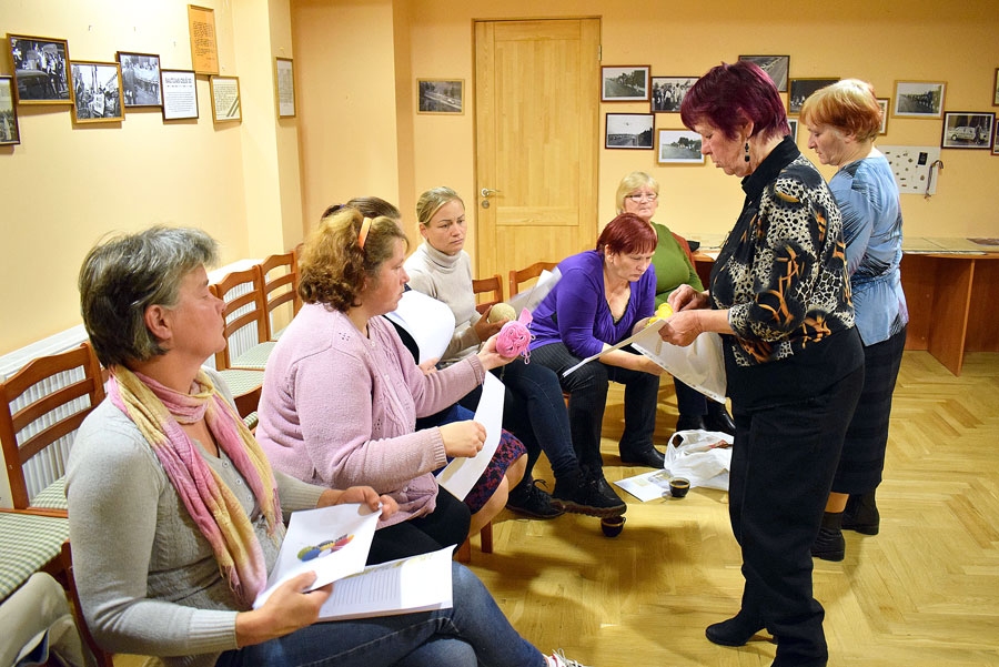 Rokdarbnieces no Bārbeles un Skaistkalnes iesaistījušās labdarības projektā «Sirds siltuma darbnīca», lai sagādātu siltus adījumus mazuļiem.
Autors: Žanna Zālīte