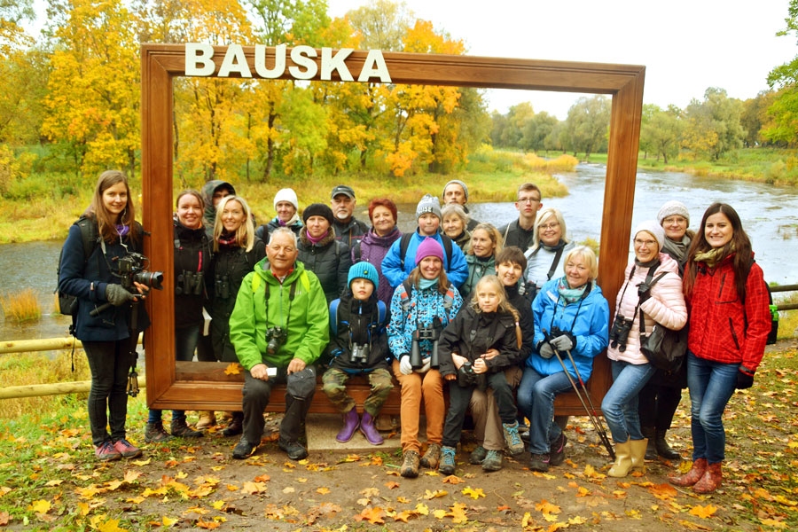 Dalībnieku kopbilde pie jaunizveidotā fotorāmja Bauskas «Laimes stūrītī».
Autors: Kaspars Kalējs