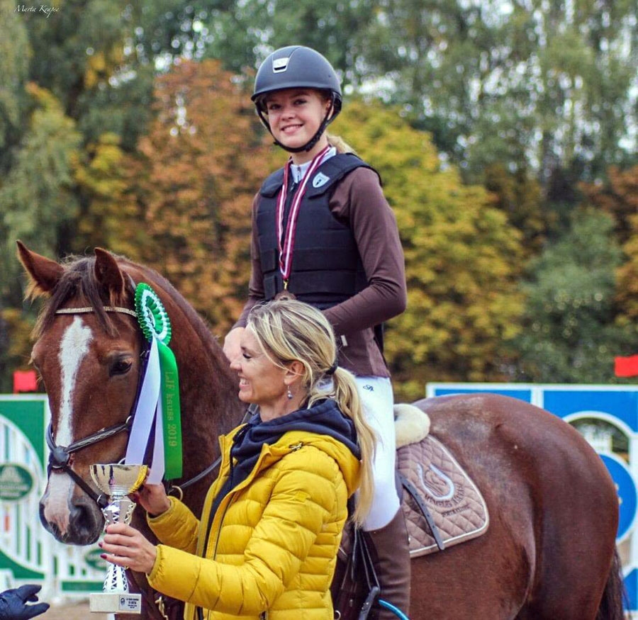 Nikola Marčenkova kopā ar mammu un treneri Velgu Marčenkovu.
Autors: no V. Marčenkovas albuma