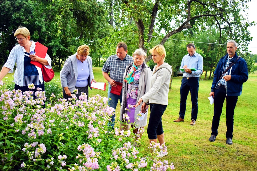 Vecumnieku pagasta «Lielpakalnos» saimnieko Vija Barisa (trešā no labās), kurai esot dzimtas sieviešu – Spinckalniešu – mugurkauls. Komisija, tur viesojoties jūlijā, apbrīnoja ziedošās puķu dobes, izpļauto augļudārzu, omulīgo lapeni. «Flokši, kliņģerītes, pīpenes, dālijas, pujenes – šiem ziediem jābūt katrā īstā latviešu lauku mājā,» toreiz uzsvēra saimniece, un «Lielpakalnos» šī buķete arī esot.
Autors: Žanna Zālīte