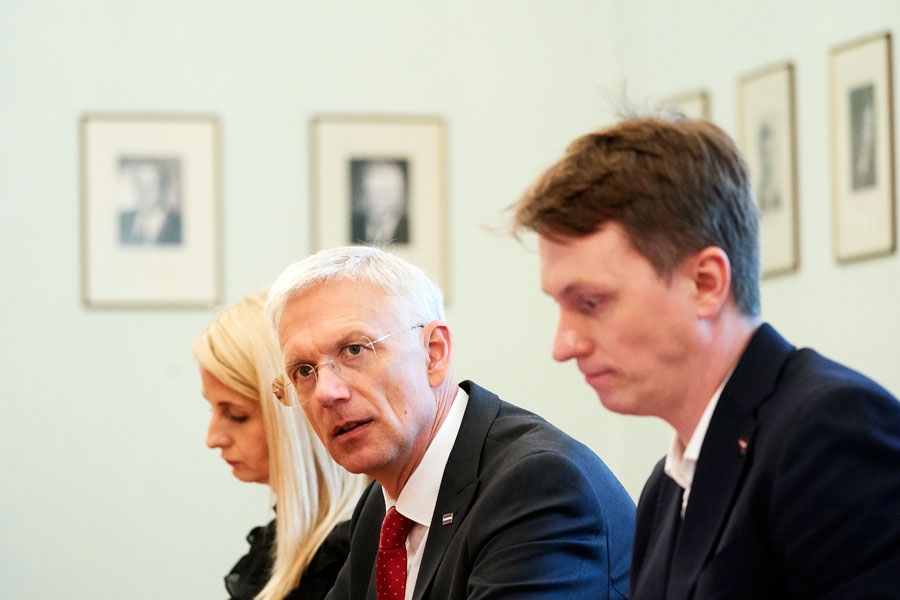 «Pašvaldību budžets un budžeta deficīts ir valsts kopējais deficīts,» žurnālistiem sacīja Ministru prezidents Krišjānis Kariņš.
Autors: Valsts kanceleja