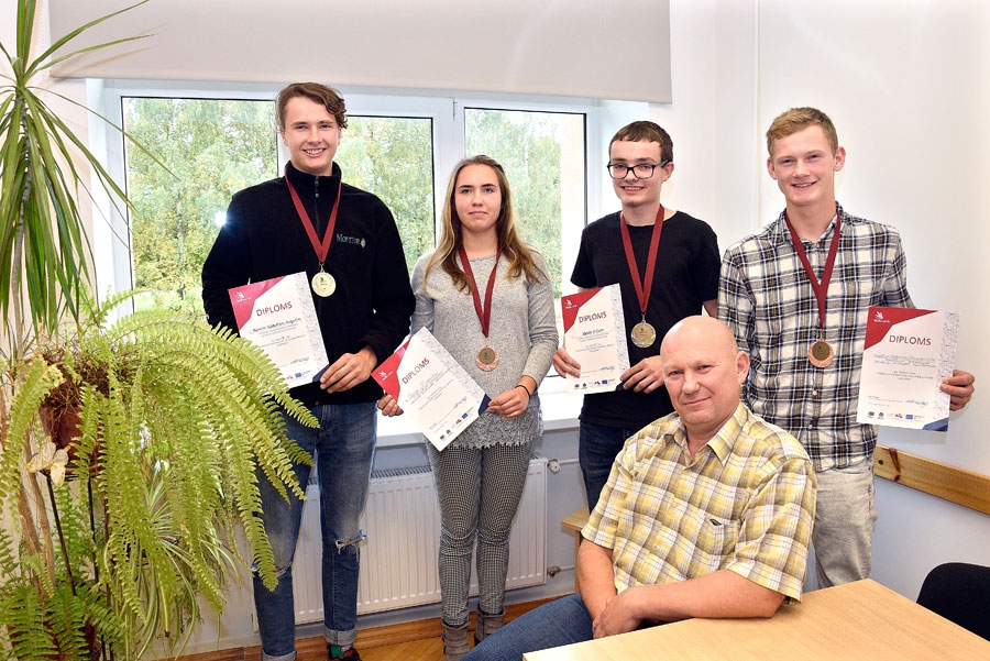 Konkursa godalgu ieguvēji Reinis Rūdolfs Augulis (no kreisās), Signe Zumente, Jānis Briļs un Edžus Edgars Verpakovskis kopā ar skolotāju Nilu Šastakoviču.
Autors: Ivars Bogdanovs