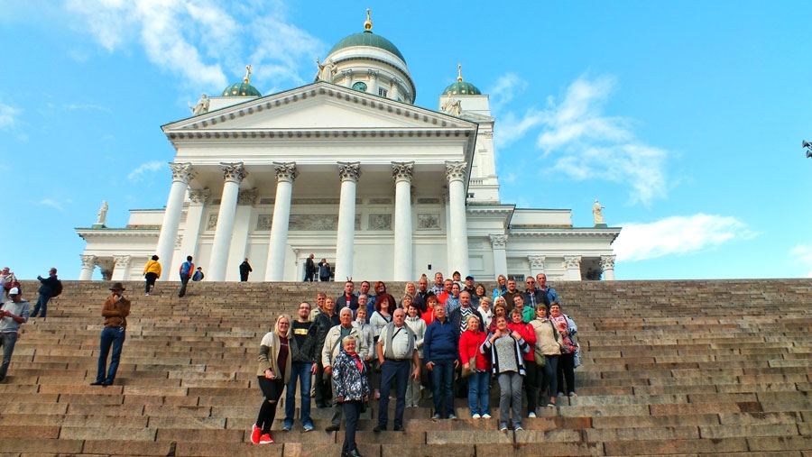 Helsinkos ceļotāju grupa no uzņēmuma «Bauskas alus» fotografējās uz katedrāles kāpnēm.
Autors: Aldis Atvars