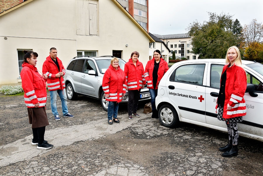 Iedzīvotājiem aprūpi sniegs Anita Ozola (no kreisās), Juris Tjups, Skaidrīte Prikuse, Indra Adiene, Taisija Rubule un Rute Baltruka.
Autors: Ivars Bogdanovs