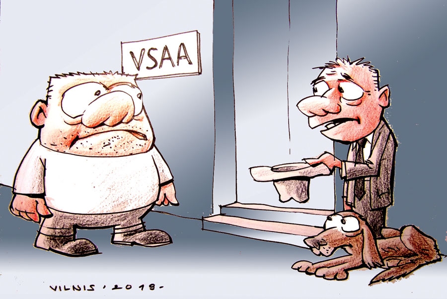 KOPUS MANTU VIEGLI DALĪT. FAKTS: bez garas spriedelēšanas Labklājības ministrija ierosinājusi samazināt bezdarbnieku pabalstu apmēru un izmaksas ilgumu, tādējādi 2020. gada budžetā ietaupot 12 miljonu eiro citām sociālām vajadzībām, kurās iekļautos arī gandrīz desmitkārt paaugstinātais pabalsts – četrarpus miljonu eiro – partijām/interešu klubiem, kas vēlēšanās ieguvuši vismaz divus procentus balsu.
Ēnas pusē – pelnītāji,/ Galvenie ir dalītāji,/ Kurus paši ievēlam,/ Savu naudu uzticam./ Tikušiem pie varas sliekšņa,/ Mainās uzsvari un tieksmes,/ Tiem, kam sacīts ir, ka balstīs,/ Manīt liek – jums jāglābj valsti!/ Partijas, lūk, stipri liesas,/ Desmitkārt tām vairos miesas,/ Sajūsmināts bezdarbnieks –/ Partijām man kalpot prieks!/ Miķelim savs vārds ir sakāms,/ Vērojot, kas notiek blakām,/ Virzoties ar tādiem tempiem,/ Raksturīgs kāds tikai lempjiem,/ Neizdosies nabadzību/ Likvidēt kā parādību.
Autors: Zīmējums – Vilnis Bulavs, rīmes – Daina Ziemele