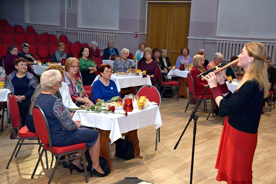 Elīna Līce piesaistīja pedagogus seniorus ar dzeju un flautas skaņām.
Autors: Ivars Bogdanovs