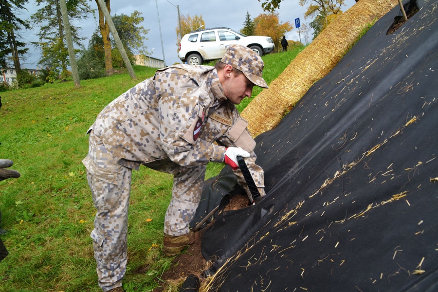 Zemessargs Eduards Kirčenko sagatavo bedrītes rožu stādīšanai.
Autors: Kaspars Kalējs