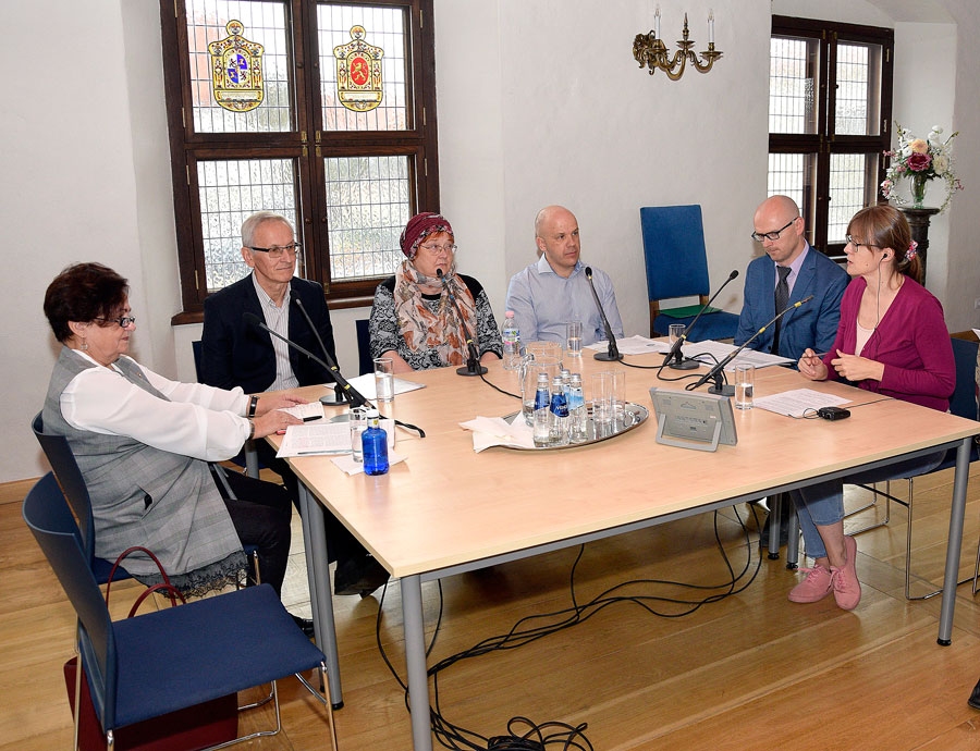 Raidījuma «Krustpunktā» dalībnieki – Mirdza Brazovska (no kreisās), Voldemārs Čačs, Ilze Kukute, Dmitrijs Sergejevs, Vainars Klovs un vadītāja Māra Jansone.
Autors: Ivars Bogdanovs