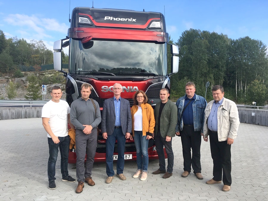 Dagnis Dārznieks (otrais no labās) Zviedrijas smago automašīnu rūpnīcas «Scania» apmeklējumā.
Autors: no L. Pērkones albuma