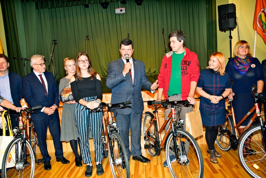 Dāvanās – velosipēdi. Bauskas novada domes priekšsēdētājs Arnolds Jātnieks (centrā) sveic akcijas «Iepazīsti kaimiņus Zemgalē!» uzvarētāju no Viļņas Lietuvā Mindaugu Rinkeviču (no A. Jātnieka pa labi), nododot viņam velosipēdu, kuru rotā gan akcijas, gan Bauskas novada emblēma.
Autors: Ivars Bogdanovs