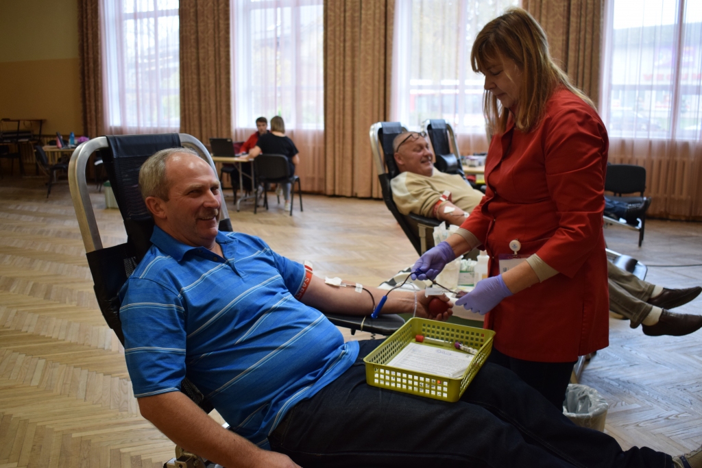 Donora atbildīgo misiju veic Armīns Spangers (no kreisās) un Andris Zālītis.
Autors: Žanna Zālīte