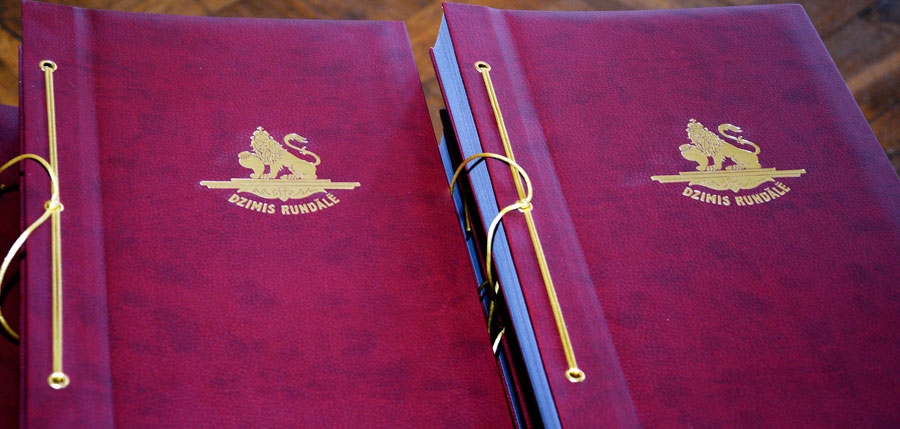 Rundāles novada pašvaldība jaundzimušajiem dāvā albumu ar novada simboliku.
Autors: no «Bauskas Dzīves» arhīva