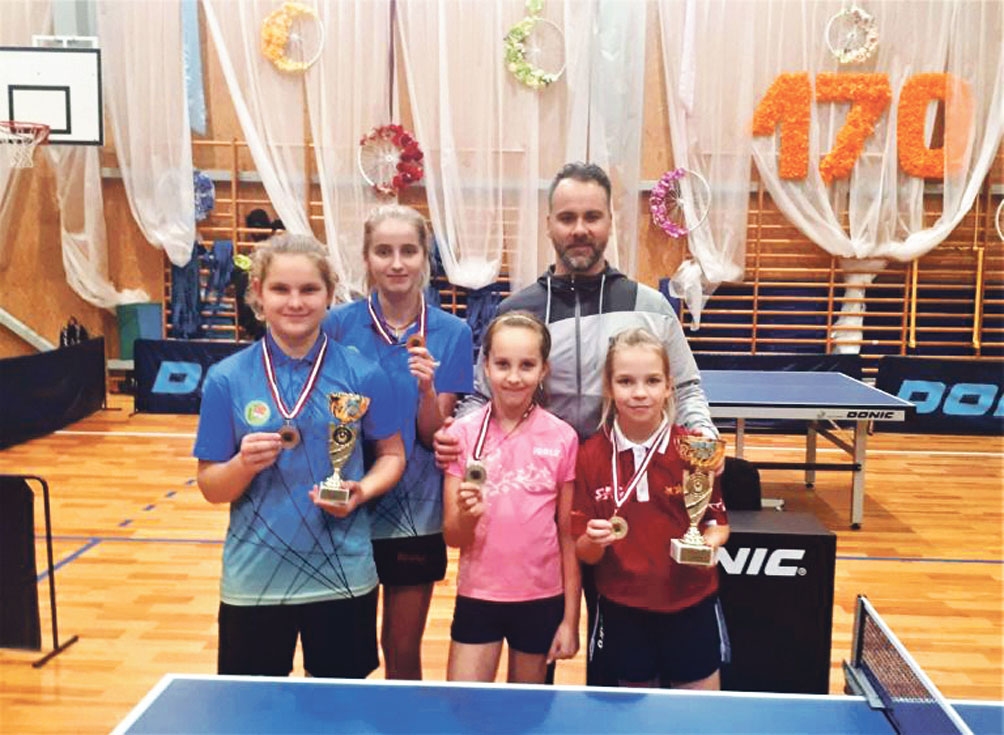 Egmonts Cildermanis kopā ar savām audzēknēm – Heteri Heti Zāģeri (no kreisās), Līvu Bogdanoviču, Montu Milzeri un Anastasiju Rudo.
Autors: no E. Cildermaņa albuma