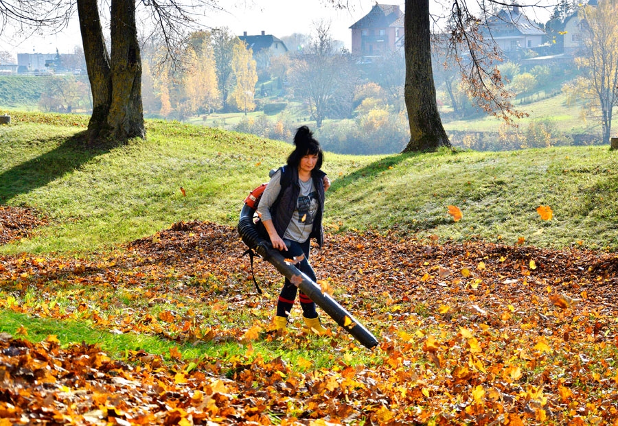 Irēna Stikāne, Bauskas pils darbiniece, cīņā ar lapkriti pils apkārtnē izmanto lapu pūtēju.
Autors: Ivars Bogdanovs