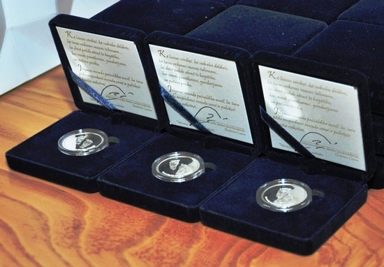 Jelgavas novadā jaundzimušo vecākiem tiek pasniegta sudraba monēta ar bērna pēdiņu nospiedumu un tekstu «Nes Jelgavas novadu pasaulē!» aversā un Jelgavas novada ģerboni monētas reversā.
Autors: jelgavasnovads.lv