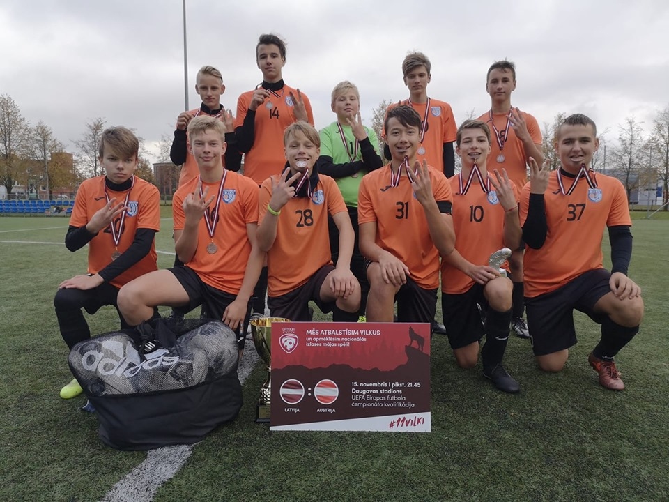 Komanda «Bauskas BJSS/FK «Iecava»» izcīnīja trešo vietu turnīrā «Ādas bumba».
Autors: no Bauskas BJSS albuma.