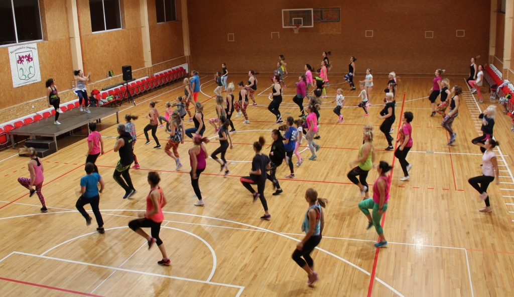 Vecumnieku novada domes Sporta skolas zālē 16. oktobra vakarā norisinājās pirmais zumbas festivāls. To organizēja Vecumnieku novada jauniešu dome kopā ar pašvaldības jaunatnes lietu speciālisti Kristīni Pačkajevu.
Autors: No albuma.