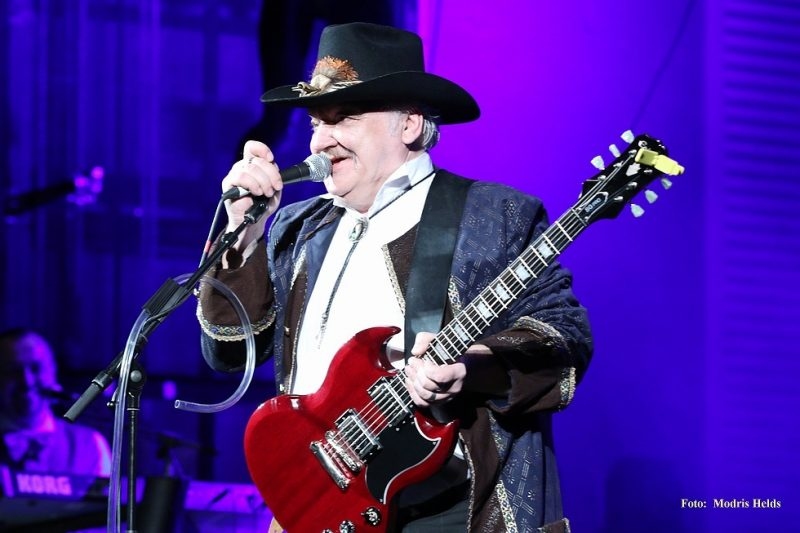 Sestdien, 9.novembrī, Bauskas Kultūras centrā notiks grupas «Dakota» līdera Edvīna Zariņa 65 gadu jubilejas koncerts, kurā skanēs gan vecās un labi zināmās dziesmas, gan jauni skaņdarbi no grupas topošā albuma.
Autors: Modris Helds