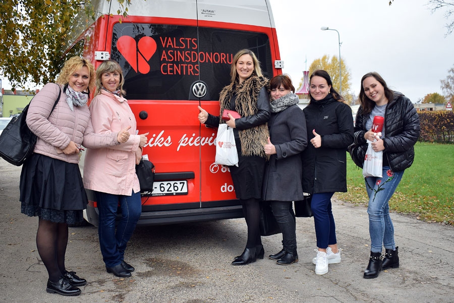 Pirmsskolas pedagoģes Vita Vēvere (no kreisās), Ineta Karaseva, Ilvija Špundzāne, Inga Siliņa, Kristīne Brikovska un Kristiāna Cīrule Labo darbu nedēļu noslēdza ar Donoru dienas apmeklējumu.
Autors: Žanna Zālīte