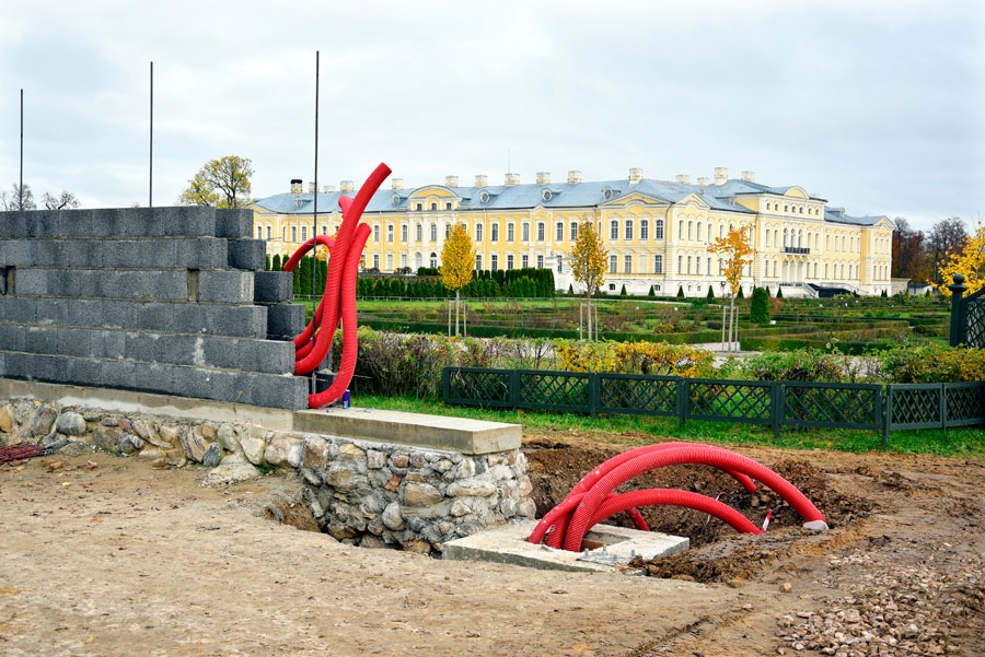 Žoga būvdarbi tika sākti 10. septembrī. Iepriekš SIA «Kaskāde 19» strādājusi Rundāles pils staļļu ēkas telpu remontā un flīžu grīdas ieklāšanā. Darba apmaksa tiks segta no muzeja ieņēmumiem.
Autors: Ivars Bogdanovs